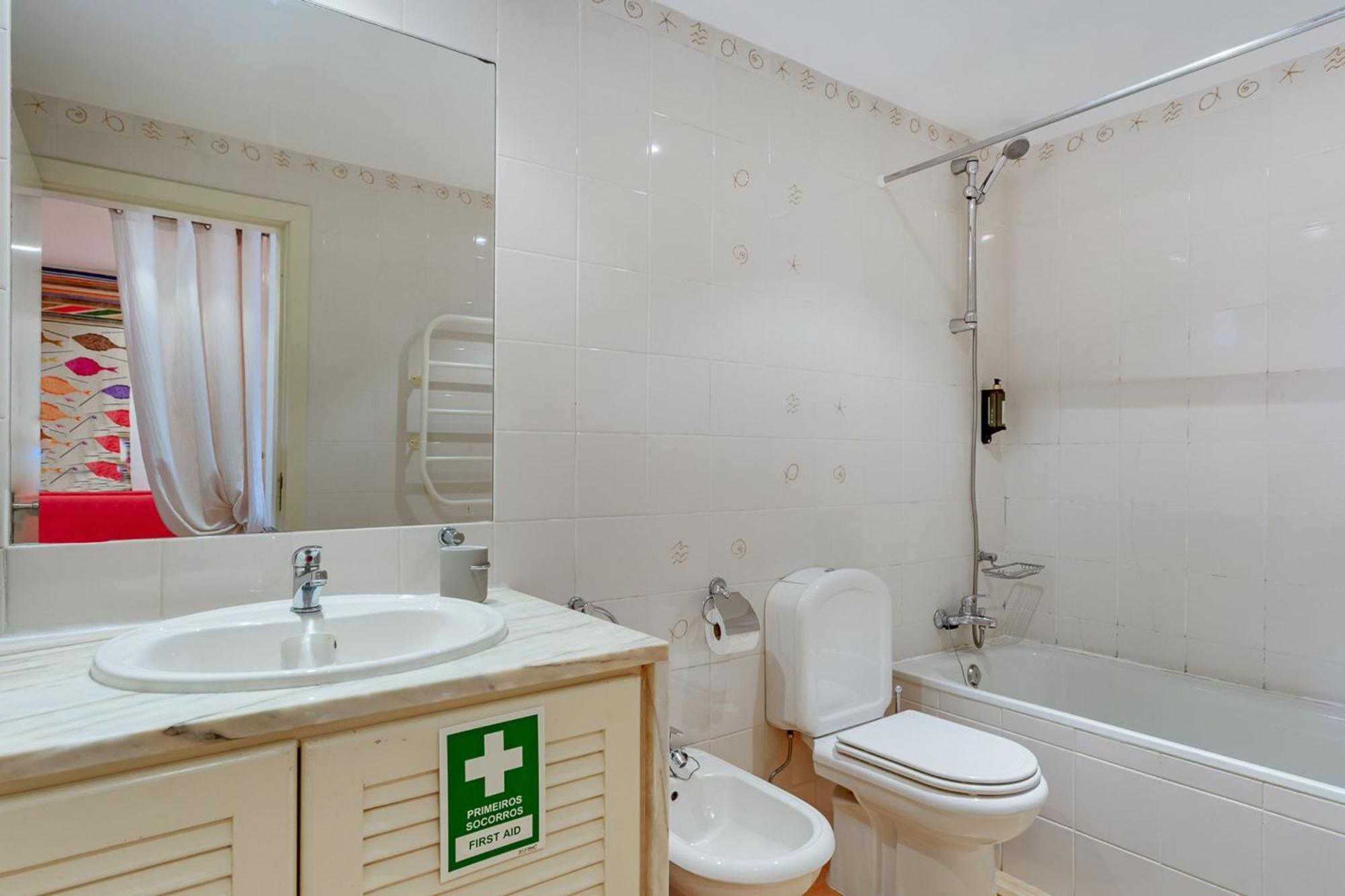 Golden 1 Bdr Flat W/ Balcony & Pool By Lovelystay 카바나스데타비라 외부 사진